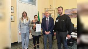 La Spezia, il sindaco accoglie in comune Raian: è il primo nato del 2024