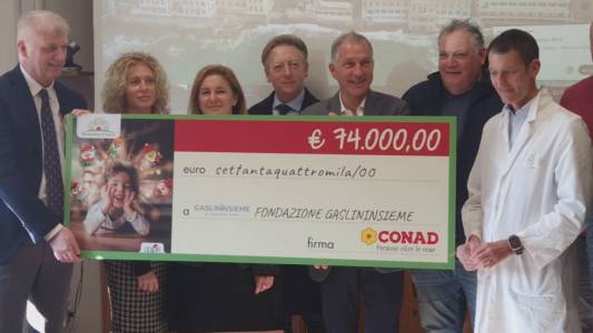 Genova, Conad Nord Ovest e Istituto Gaslini insieme per i bambini: la cooperativa consegna un assegno da 74 mila euro all'ospedale pediatrico