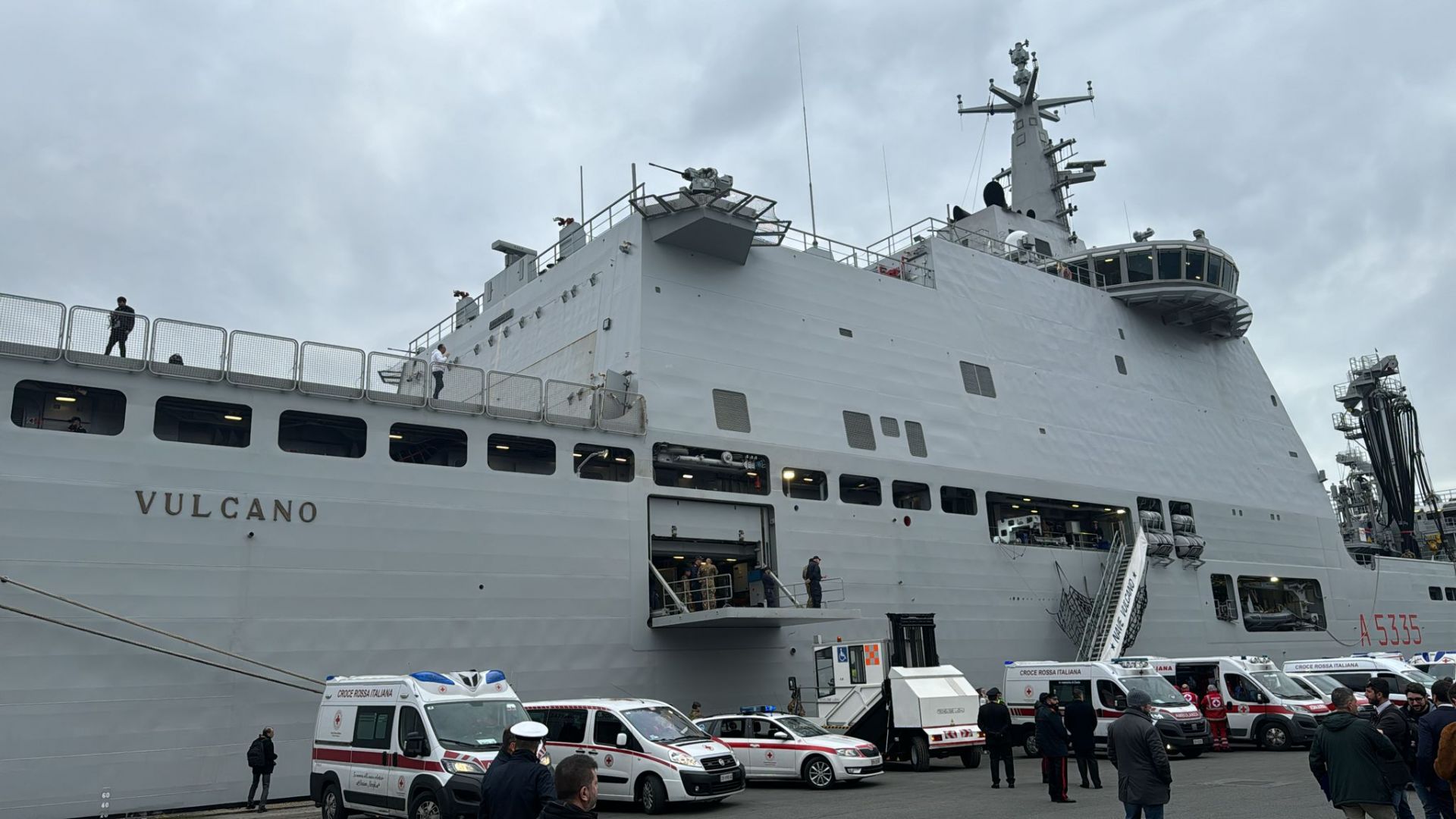 La Spezia, arrivata la nave Vulcano della Marina militare al porto con 62 palestinesi. 14 i bambini feriti 