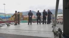 La Spezia, Caritas e St. Egidio in prima linea per accogliere i bambini palestinesi. I volontari: "Abbiamo portato loro bevande calde e caramelle"