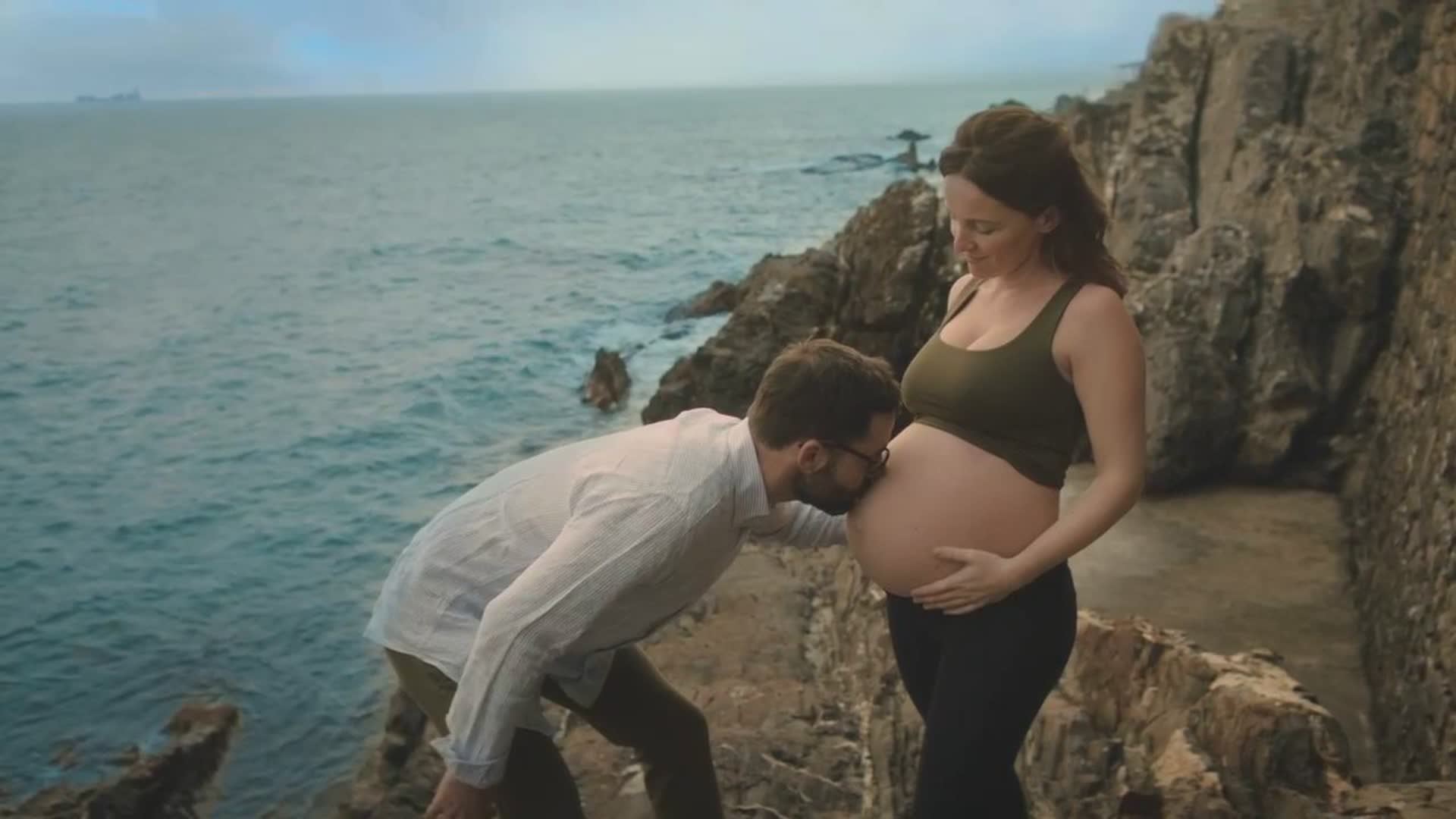 Sanremo, trionfa il video del bacio. La giovane incinta nello spot? E' appena diventata mamma