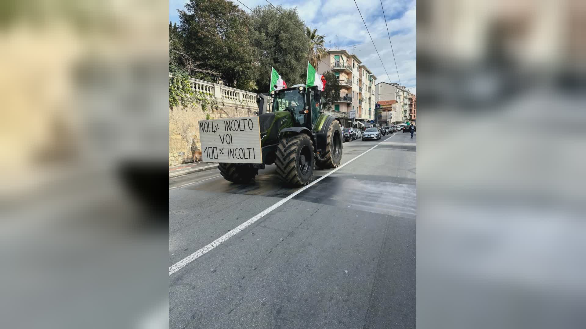 Sanremo, arrivano i trattori: sette mezzi marciano verso il centro