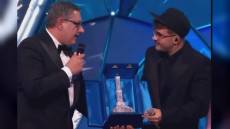 Sanremo, Toti premia Geolier, vincitore serata cover, con Lanterna in filigrana