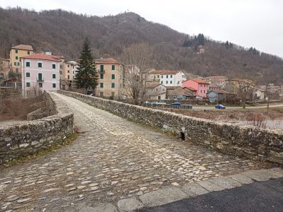 Benvenuti in Liguria fa tappa a Montebruno: canestrelli, storia e Vespe da record