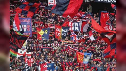 Genoa, tifosi rossoblu' in corso de Stefanis alle 16 per accompagnare la squadra al 'Ferraris'. Durante la gara una coreografia inedita