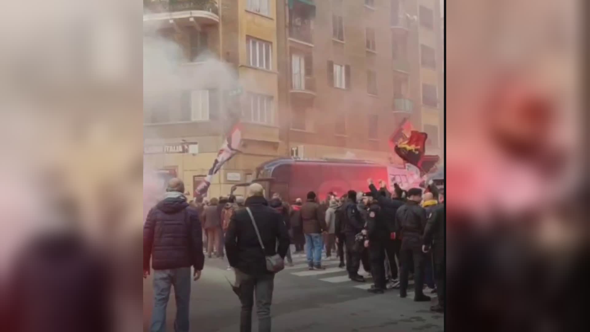 Genoa, corteo di tifosi in corso De Stefanis per caricare la squadra prima dell'Atalanta (VIDEO)