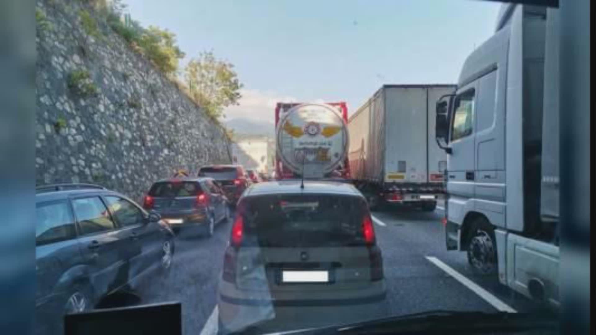 Genova, A7: tamponamento in galleria tra due Tir e due auto, un ferito, traffico fermo, code per chilometri