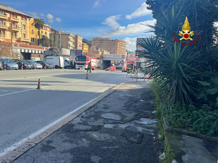 Genova, fuga di gas in via Ronchi: traffico deviato. Chiuso in uscita il casello autostradale di Pegli