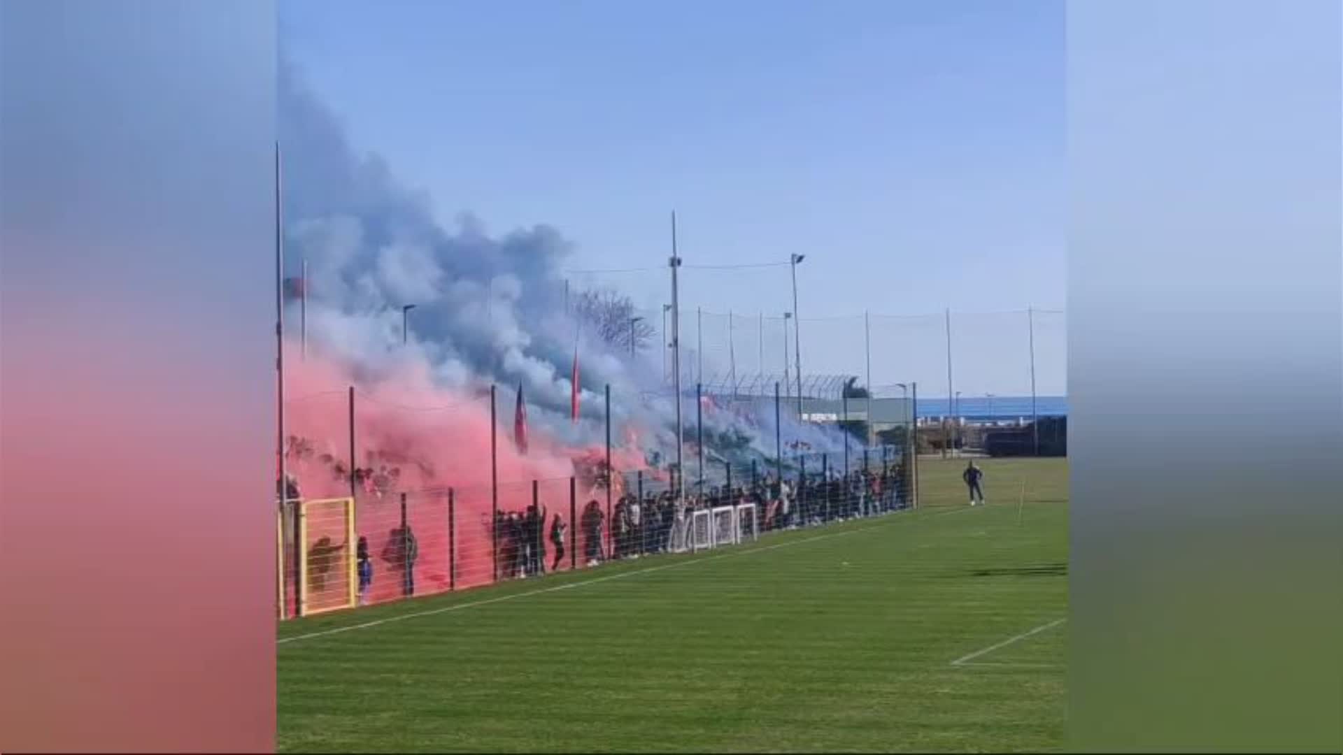 Genoa, l'abbraccio dei mille tifosi a Pegli nel giorno di San Valentino: acclamato Gilardino