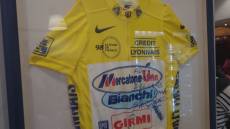 Genova, vent'anni senza Pantani: il fan club a San Benigno e la maglia gialla autografata