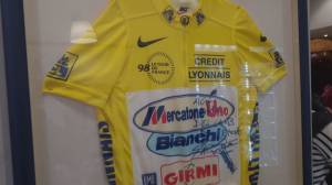 Genova, vent'anni senza Pantani: il fan club a San Benigno e la maglia gialla autografata