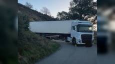 Liguria, tir incastrato in un tornante in via Monte Fasce: quarto episodio sulle alture da fine gennaio