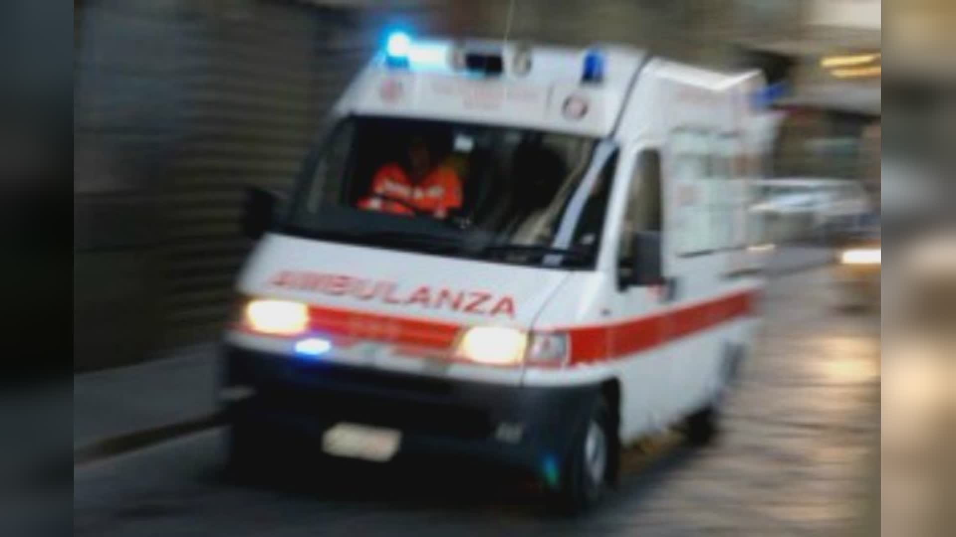 Genova, cade con lo scooter e sbatte la testa: 50enne morto in via Perlasca