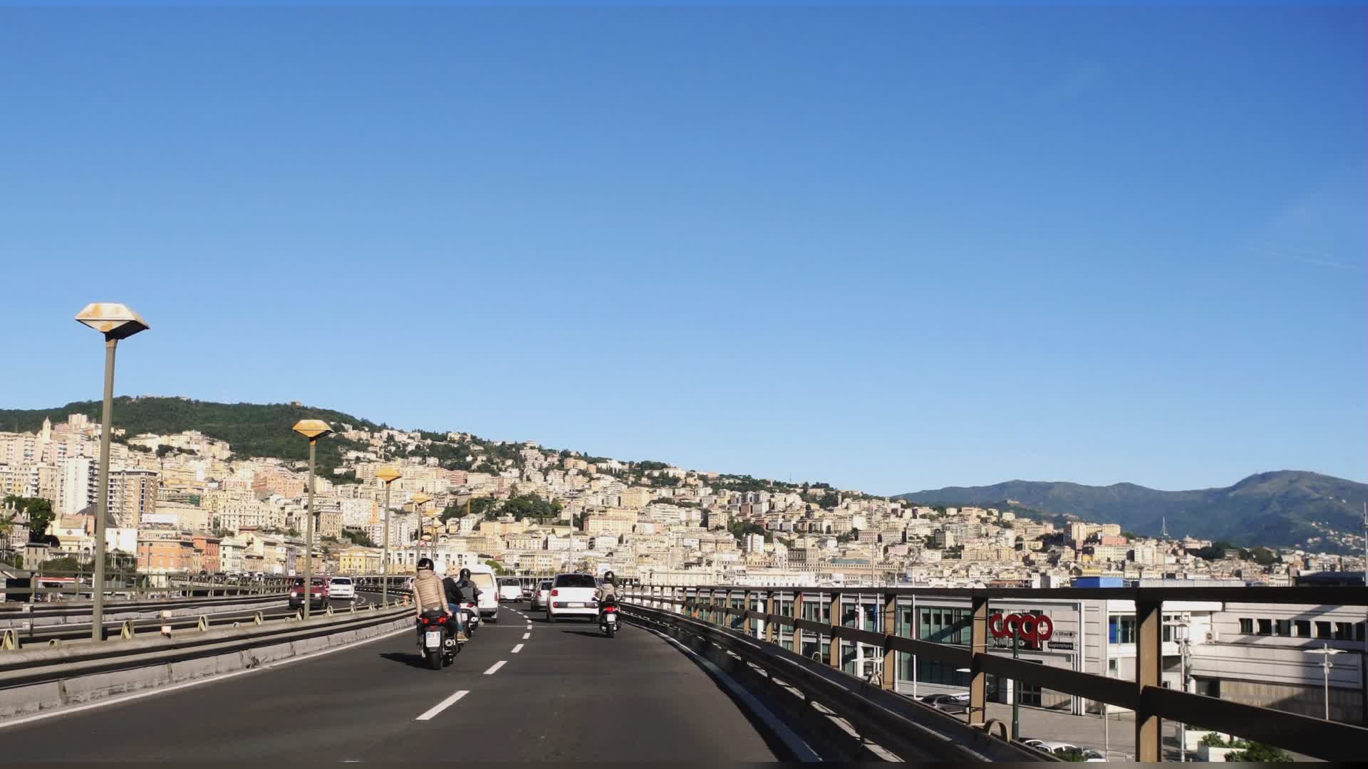 Genova, in due passeggiano all'alba sulla sopraelevata: gli agenti della polizia locale li scortano fuori pericolo