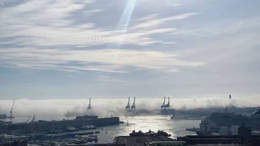 Genova, arriva dal mare la caligo che avvolge la città