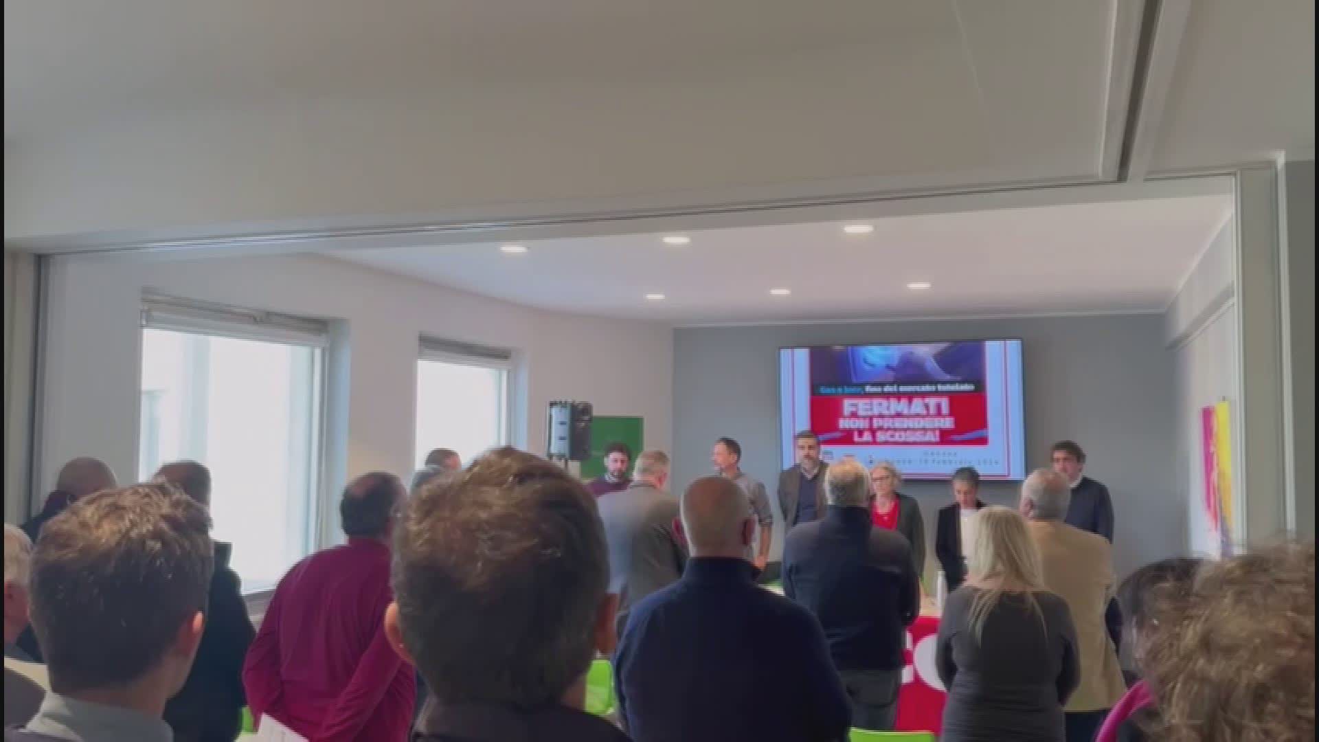 Genova, un minuto di silenzio per gli operai morti a Firenze durante l'incontro di Cgil e Federconsumatori