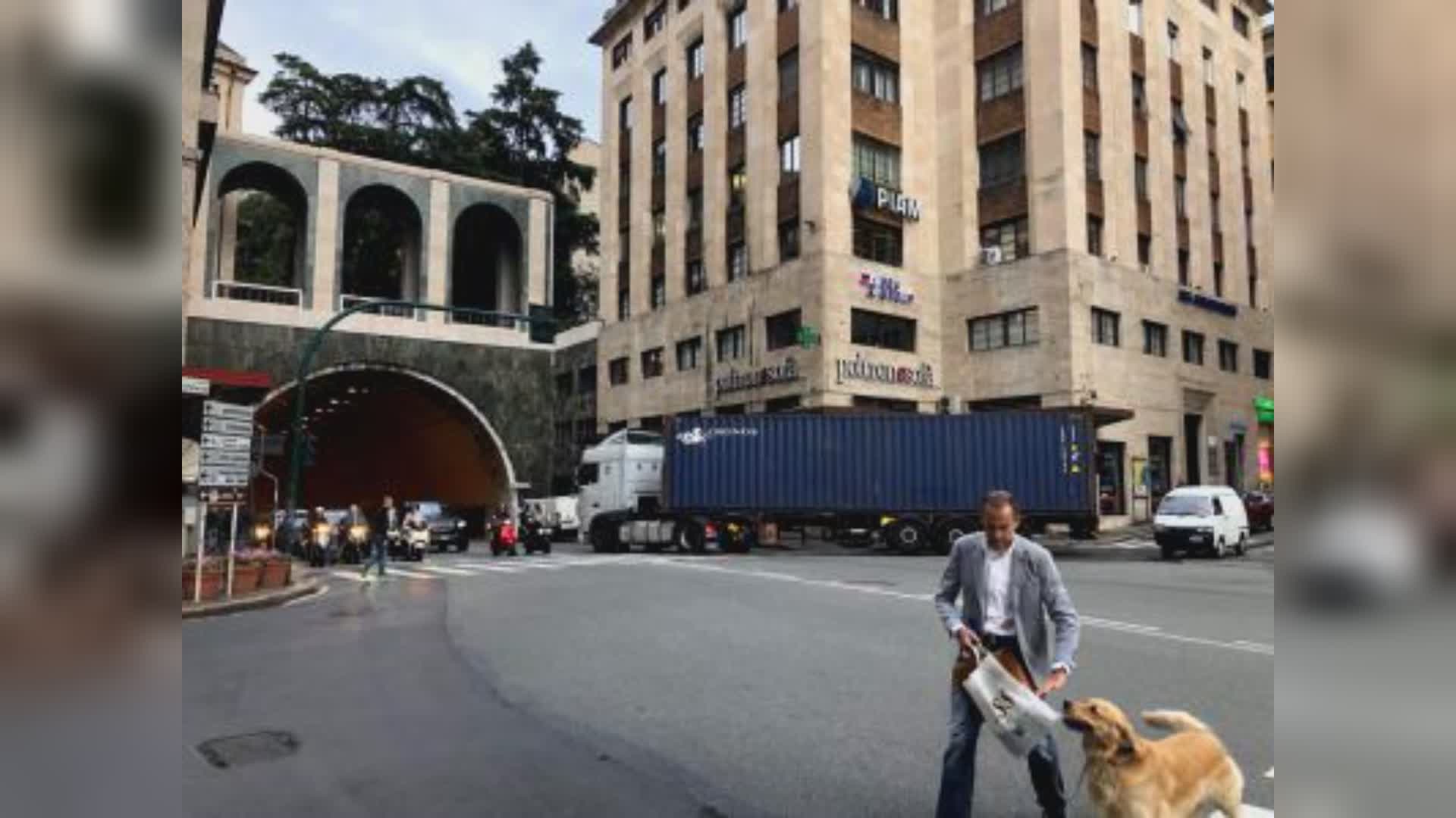 Genova, andava a 150 km orari in galleria Colombo: 26enne fermato dalla polizia locale