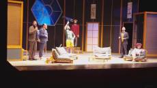 Genova, al Teatro Modena in scena "Salveremo il mondo prima dell'alba": ambientazione futuristica, comicità e spunti di riflessione sul mondo attuale