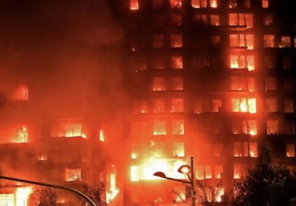 Valencia: inferno di fuoco, quattro morti e decine di dispersi in un palazzo, notte di ricerche dei superstiti con i droni