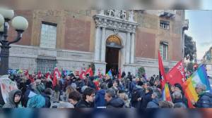 Genova: pacifisti per il cessate il fuoco a Gaza e in Ucraina, presidio davanti alla Prefettura