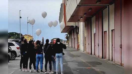 Sanremo, presidio di genitori e amici davanti la scuola del ragazzo morto investito da un tir: "Vogliamo sicurezza"