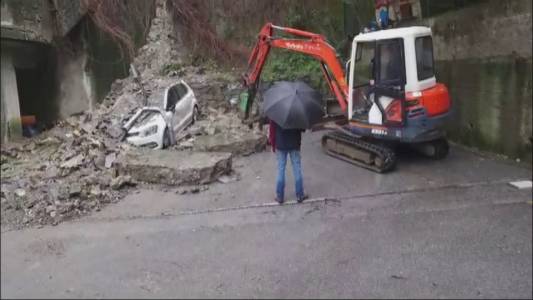 Genova: maltempo, crolla muro adiacente alla scala esterna della scuola "D'Albertis" in via Amarena