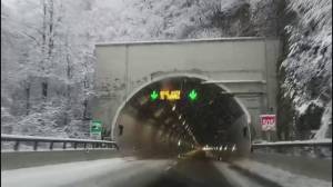 Maltempo, neve sulla A6: auto contro il guardrail tra Altare e Millesimo