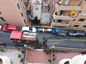 Genova: incendio in appartamento, donna intubata, salvati due disabili