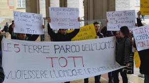 Aumento tariffe dei treni, a Genova la protesta dei lavoratori delle Cinque Terre