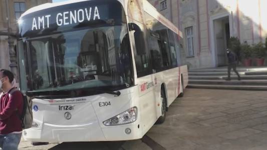 Liguria, Toti: "Abbonamenti annuali su treno aumentati del 700%". Bucci: "Più che triplicate le tessere a pagamento AMT"