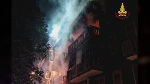 Savona, incendio in un palazzo di via Venezia nella notte: due intossicati trasportati all'ospedale, edificio evacuato
