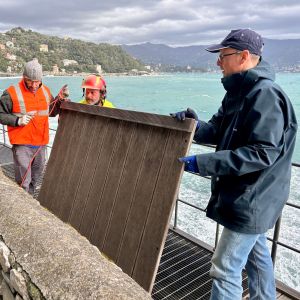 Santa Margherita ligure, mareggiata in corso: sollevata manualmente la passerella pedonale tra la Cervara e Paraggi