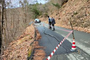 Rossiglione, cedimento stradale in frazione Garrone: si procede a senso unico alternato 