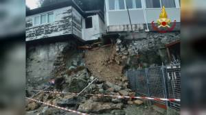 Camporosso: frana il terreno tra due bungalow, danneggiata un'auto