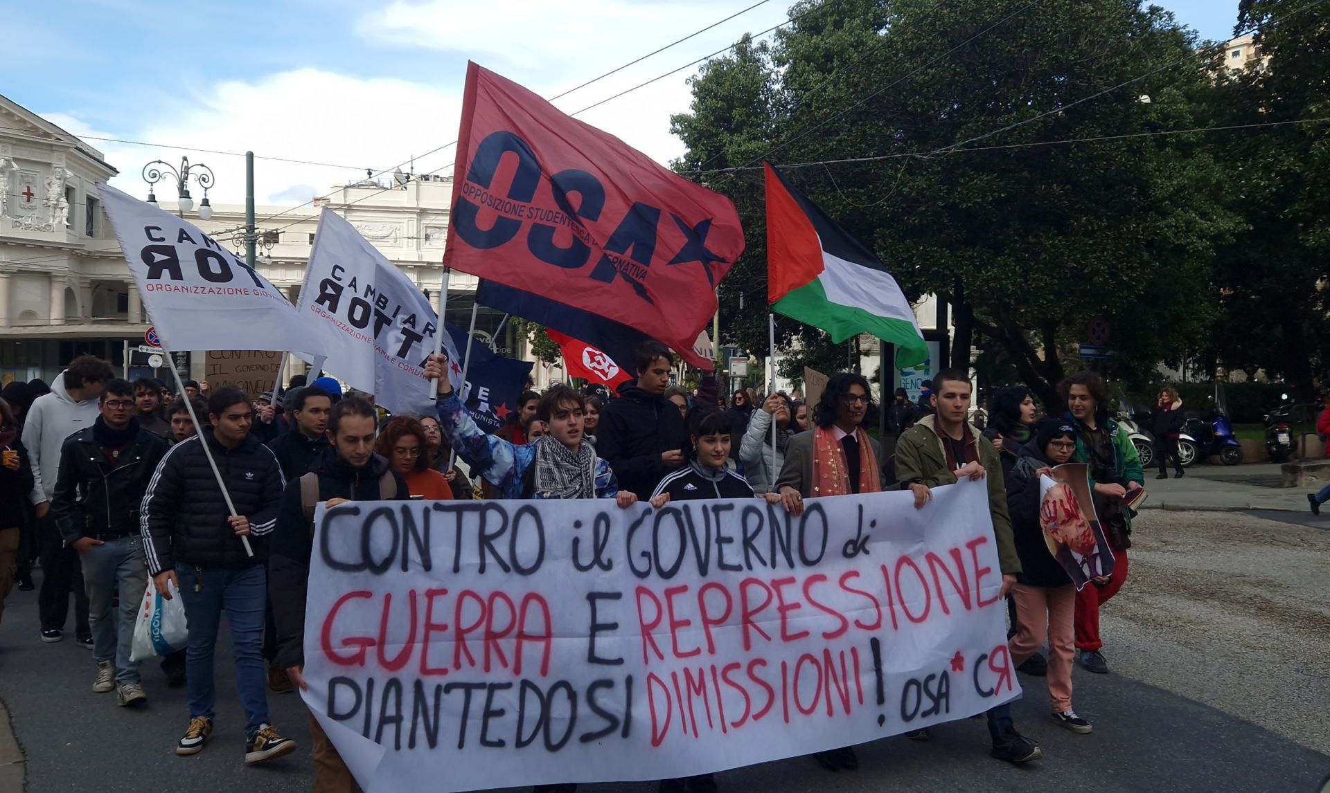 Genova, protesta degli studenti a Ponte dei Mille contro i ministri: "Da anni subiamo barbare repressioni"