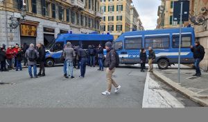 Genova, terminata la protesta degli studenti in Prefettura: cori contro Salvini e Piantedosi