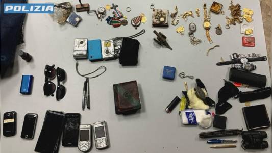 Genova, avevano addosso gioielli, orologi e apparecchi elettronici: arrestati per ricettazione