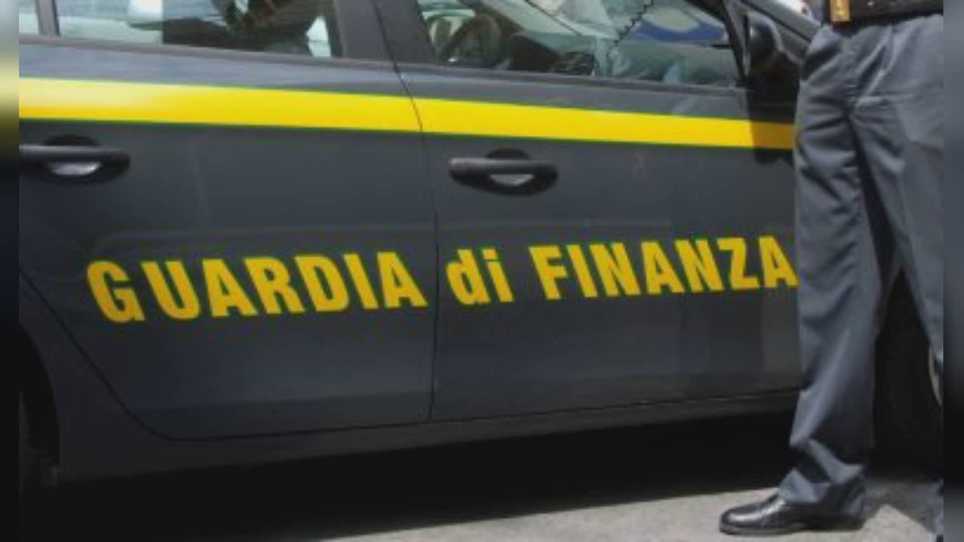 Genova, la finanza segnala un pacco sospetto all'aeroporto: c'erano droga e alimenti al thc, arrestato un giovane a Potenza