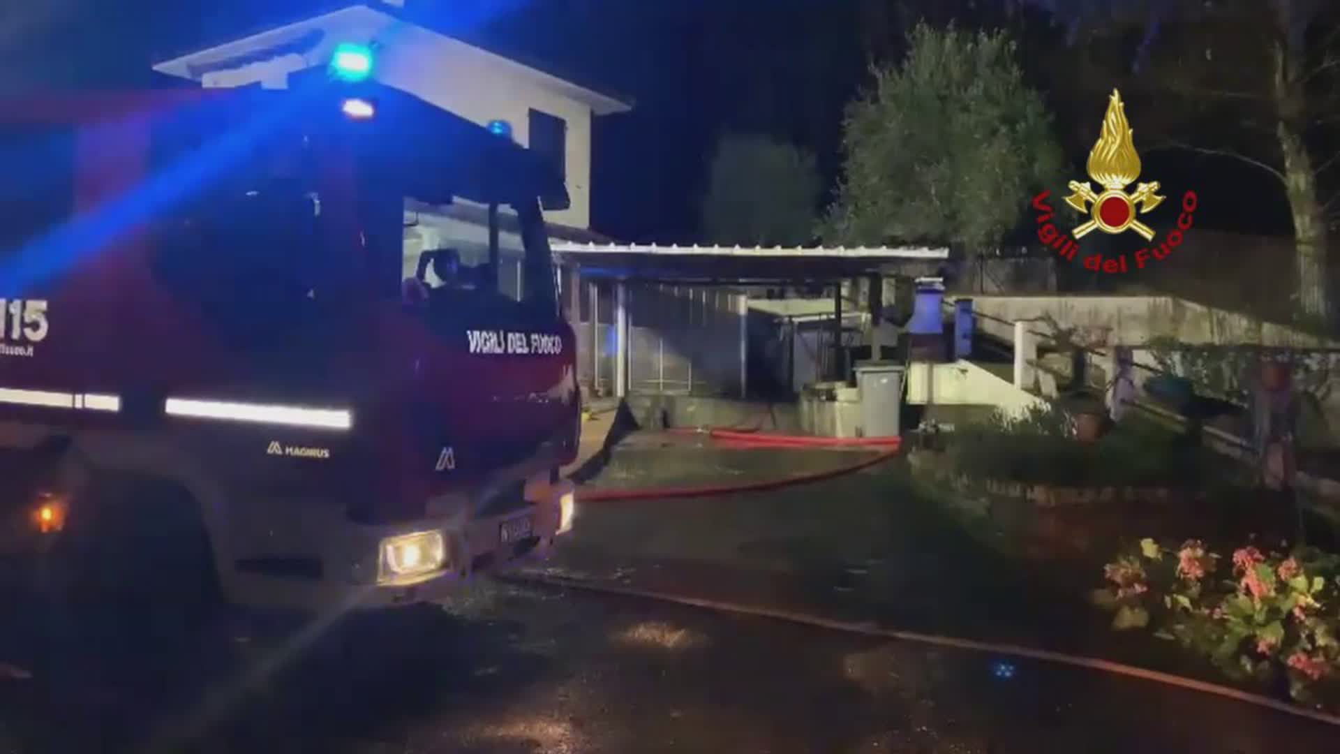 Neirone, incendio in una cantina: locale distrutto, i vigili del fuoco evitano esplosioni di bombole gpl