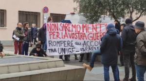 Genova, si apre l'anno accademico: una decina di studenti protesta contro accordi Unige-Industria Bellica