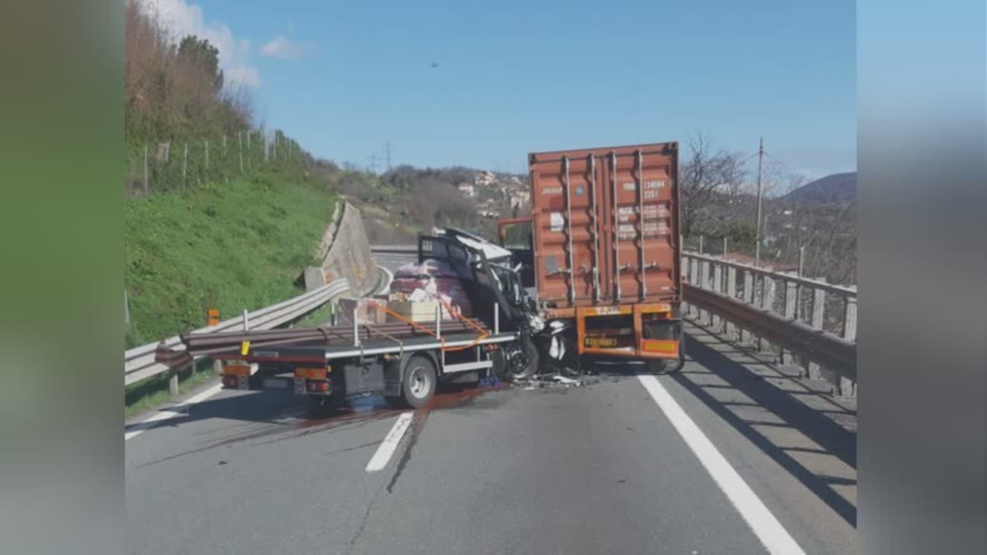 Autostrade Liguria, scontro fra due camion in A7: traffico scorre su una sola corsia verso Milano