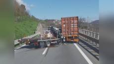 Autostrade Liguria, scontro fra due camion in A7: traffico scorre su una sola corsia verso Milano