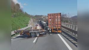 Autostrade Liguria, scontro fra due camion in A7: traffico scorre su una sola corsia verso Milano