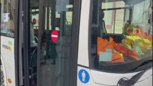 Genova, AMT in Piazza De Ferrari con un bus pieno di mimose