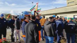 Ex Ilva, assemblea di lavoratori e sindacati: "Subito investimenti sugli stabilimenti"