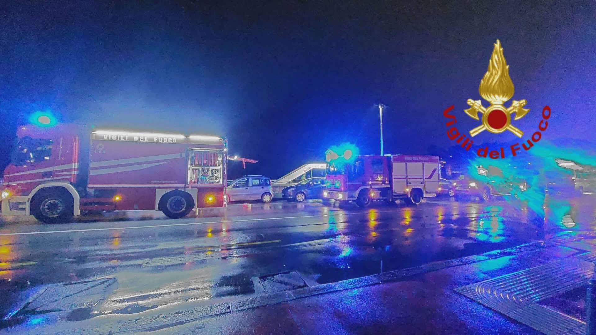 Genova, incendio ai bagni Catainin a Sturla: rogo partito da una canna fumaria