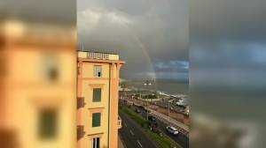 Genova, dopo le forti piogge in corso Italia spunta l'arcobaleno