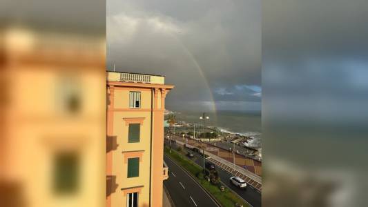 Genova, dopo le forti piogge in corso Italia spunta l'arcobaleno