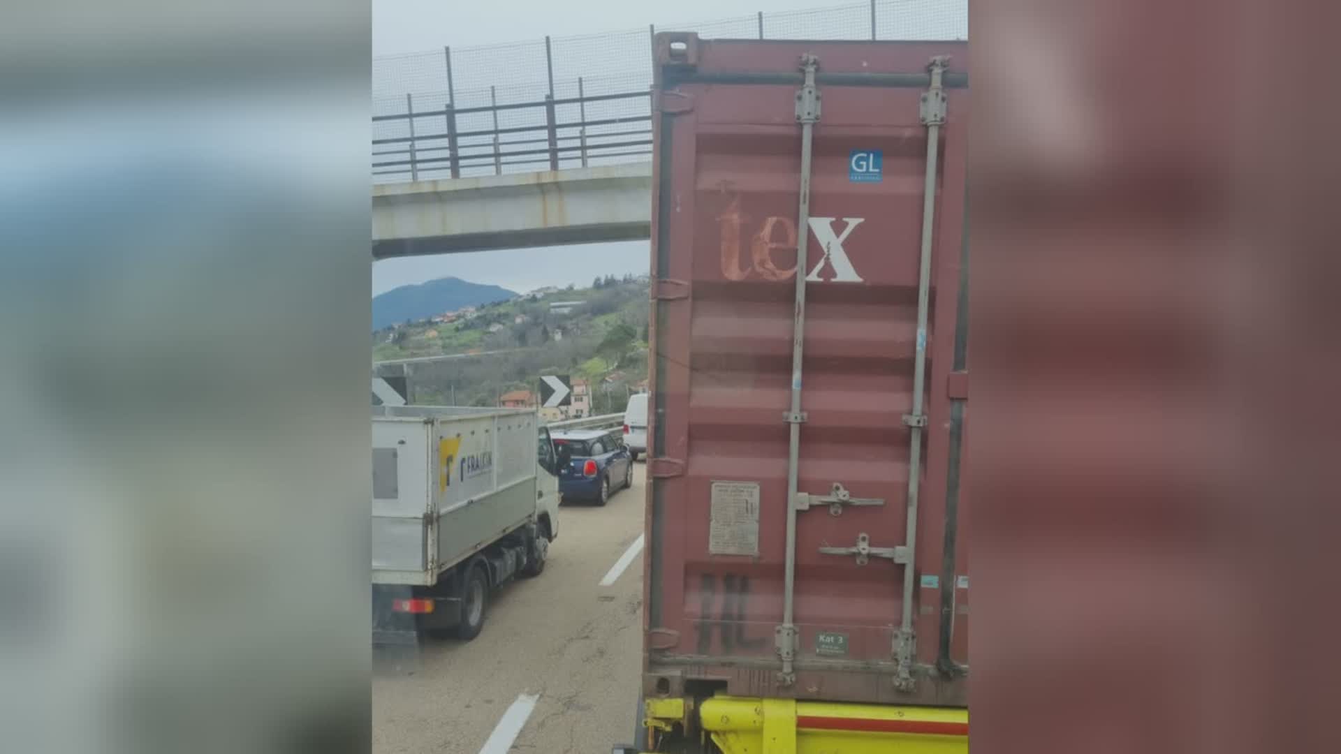 Autostrade Liguria, tamponamento coinvolge 3 camion in A7: traffico su una sola corsia tra Busalla e Genova