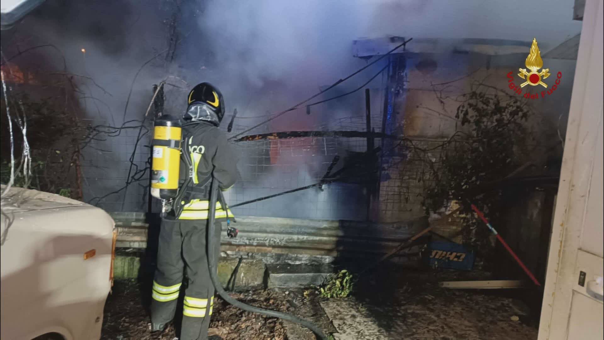Genova, fiamme in un deposito di una stazione di servizio: i vigili del fuoco le spengono prima che raggiungano i carburanti